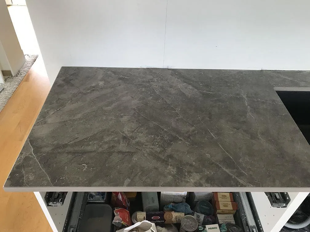 Matt Dekton Kira köksbänkskiva ovanifrån med fin ljusgrå ådring i antracitgrå sten i ett kök i Torslanda.