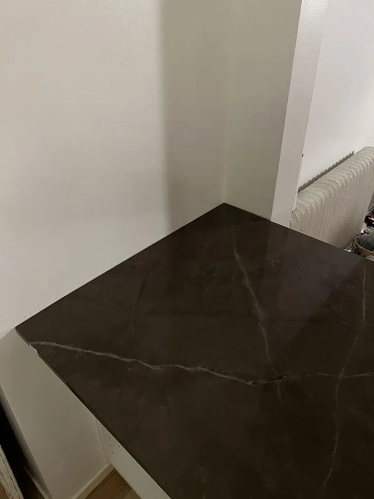 Närbild på mörkgrå polerad Dekton Korso med ljus ådring som köksbänkskiva i Arlöv.