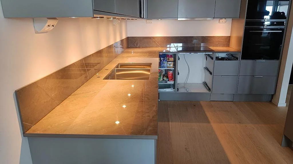 Köksbänkskiva i polerad Dekton Korso med stänkskydd, dubbel underlimmad rostfri diskho och grå köksinredning i Göteborg.
