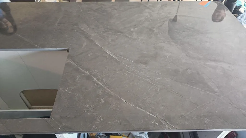 Ytdetalj av polerad Dekton Korso med hällurtag i ett kök i Staffanstorp.