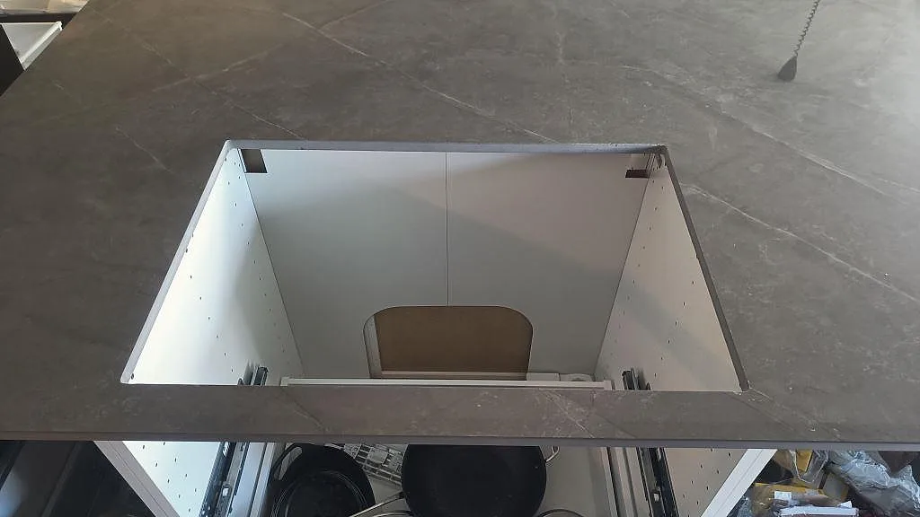 Håltagning för häll i polerad Dekton Korso på köksö under montering i Staffanstorp.