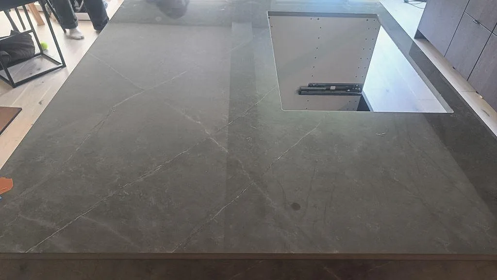 Polerad Dekton Korso med rektangulärt hällurtag och speglande yta på köksö i Staffanstorp.