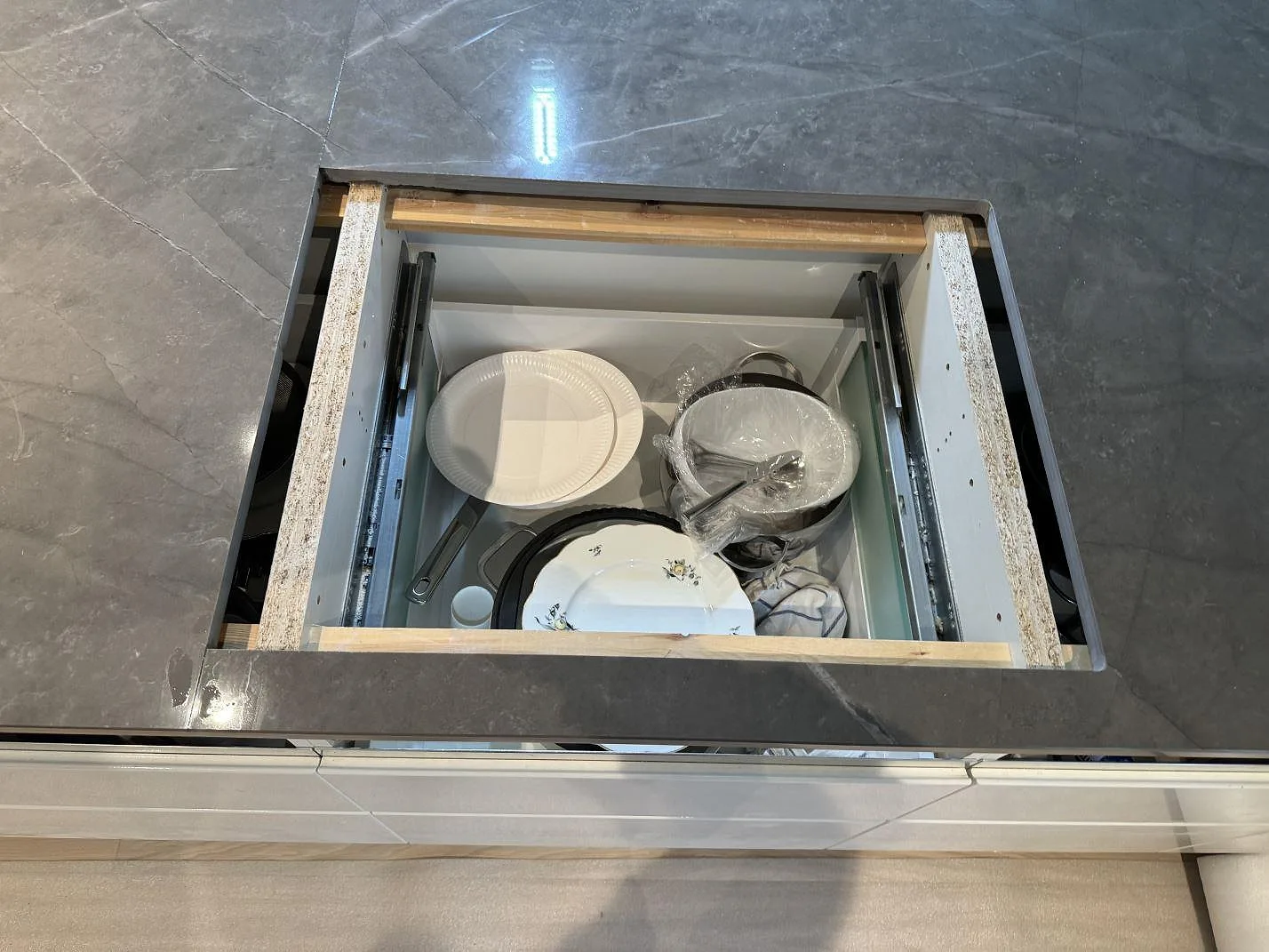 Detalj av hällöppning i polerad Dekton Korso med synlig brun-taupe marmorering i Tygelsjö.
