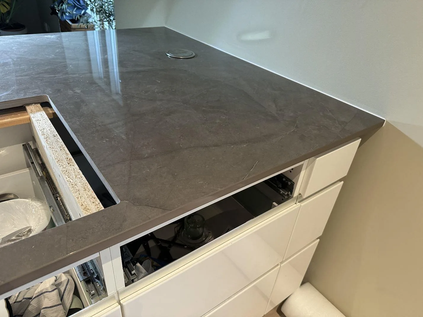 Polerad Dekton Korso som köksbänkskiva mot vägg med öppen stomme och varm ådring i Tygelsjö.