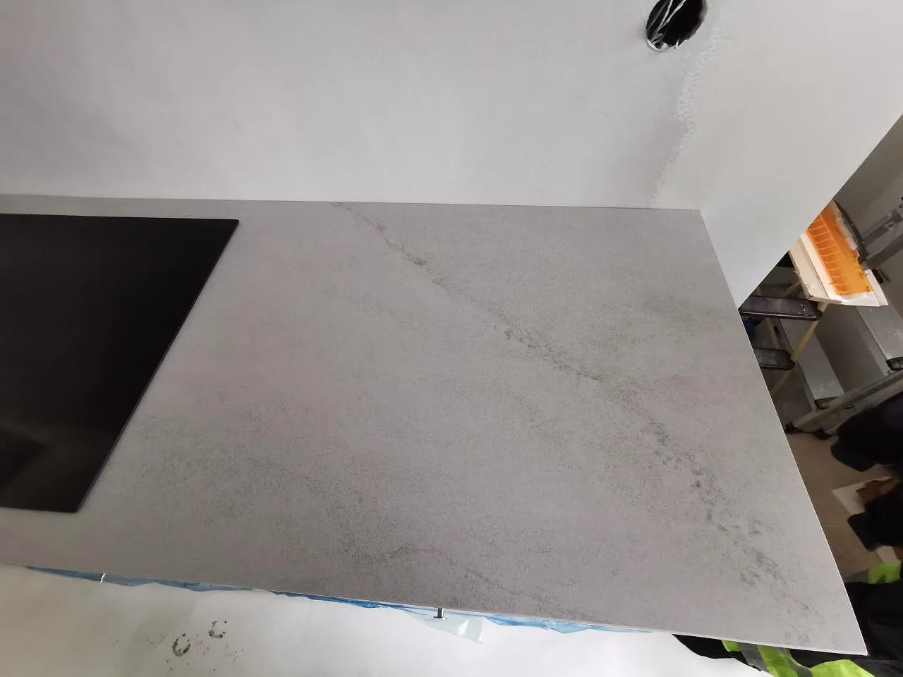 Matt Dekton Kovik bänkskiva med induktionshäll och svag ådring i den grå betongytan, kök i Malmö.