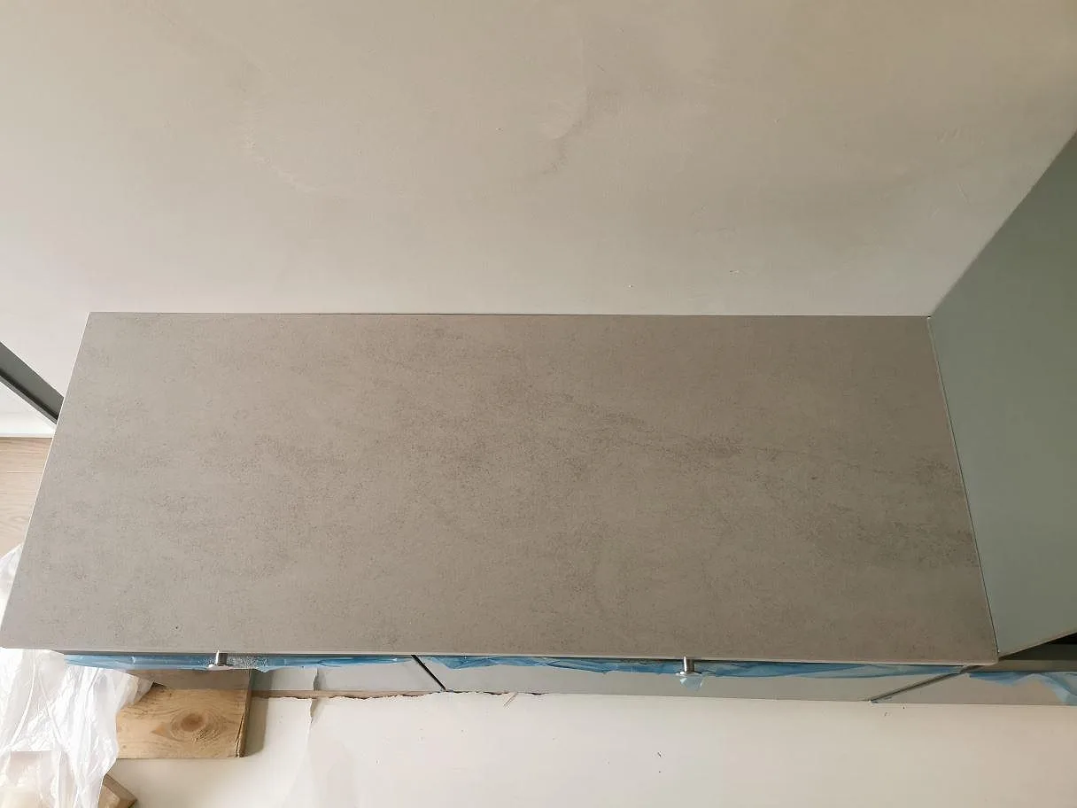 Bänkskiva i Dekton Kovik sedd uppifrån under montering i ett kök i Malmö.