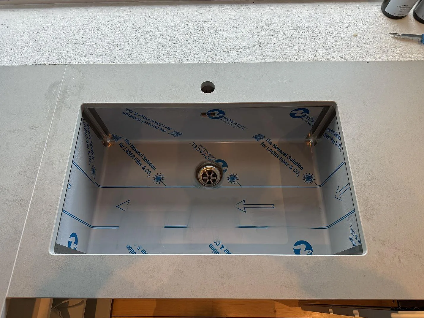Diskho och kranhål i en matt bänkskiva av Dekton Kovik, monterad i kök i Rydebäck.
