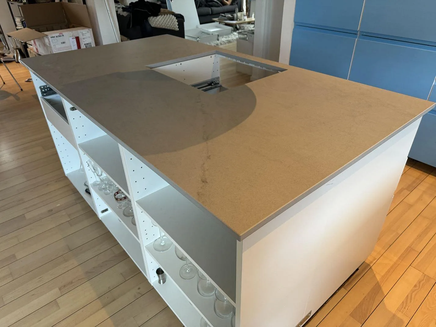 Köksö med bänkskiva i matt Dekton Kovik, keramik, med utskärning och blå köksfronter i Rydebäck.