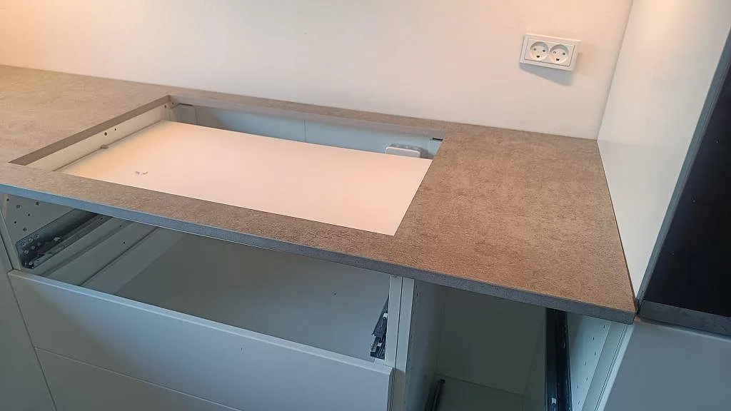 Närbild på matt Dekton Kreta keramik vid förberedd öppning och öppna köksstommar i Albertslund.