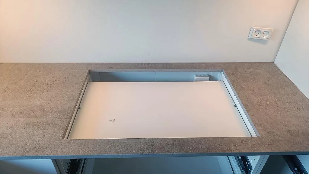Dekton Kreta som matt keramisk köksbänkskiva runt en större apparatöppning i ett kök i Albertslund.