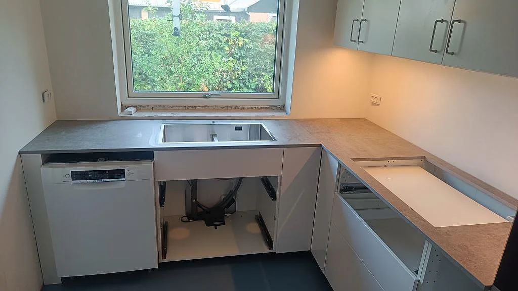 U-format kök med köksbänkskiva i matt Dekton Kreta, 20 mm keramik, rostfri diskho och förberedd öppning i Albertslund.