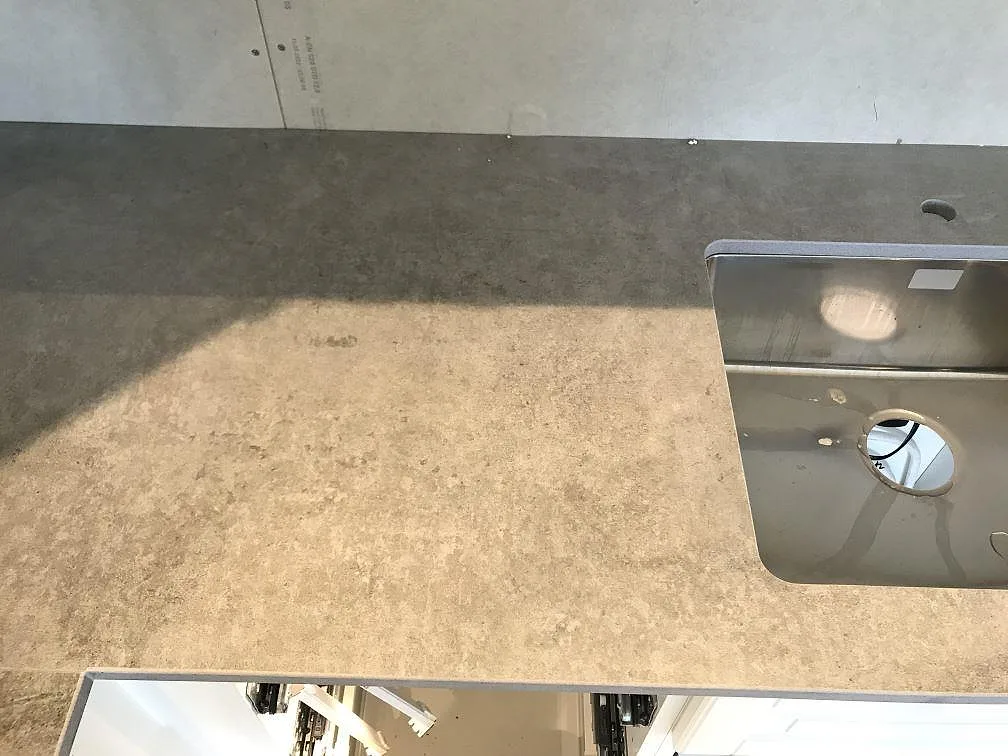 Honad Dekton Kreta bänkskiva uppifrån med urtag för diskho i ett kök i Karlskrona.