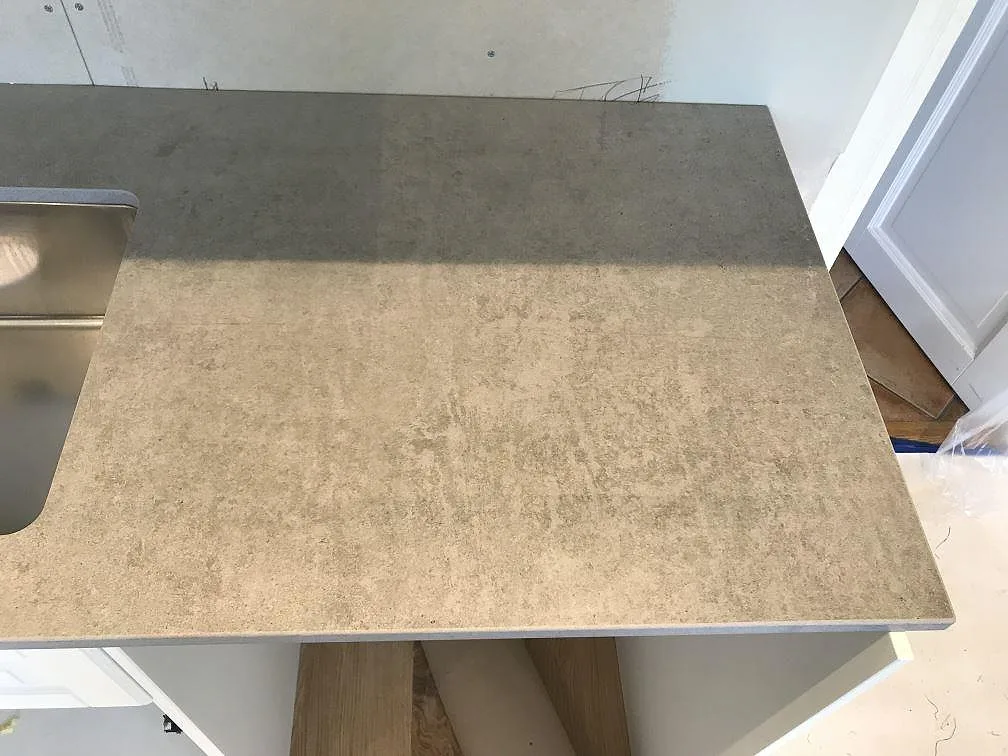 Köksbänkskiva i Dekton Kreta med underlimmad rostfri diskho i ett kök i Karlskrona.