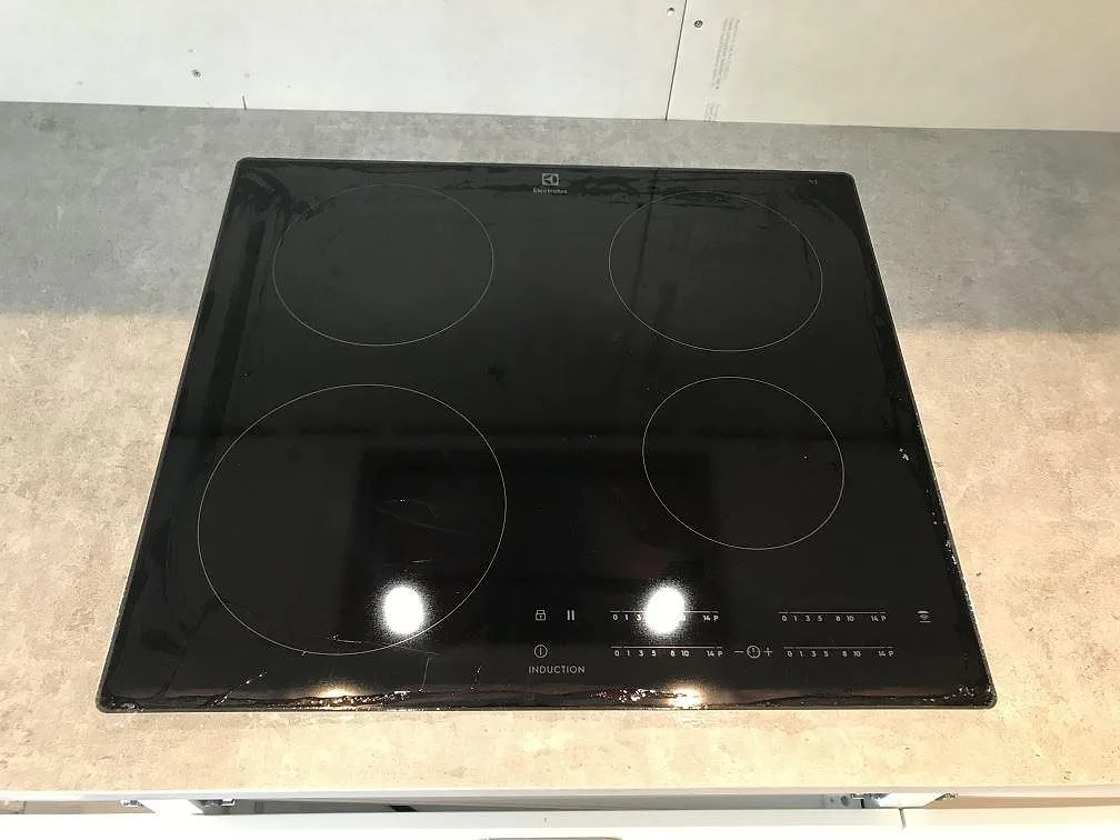 Infälld induktionshäll i en honad Dekton Kreta köksbänkskiva i ett kök i Karlskrona.