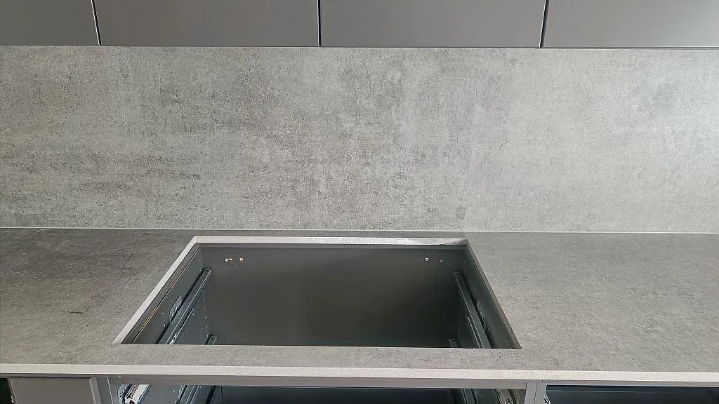 Hällurtag i en matt grå Dekton Kreta köksbänkskiva med stänkskydd i samma keramiksten i Mullsjö.