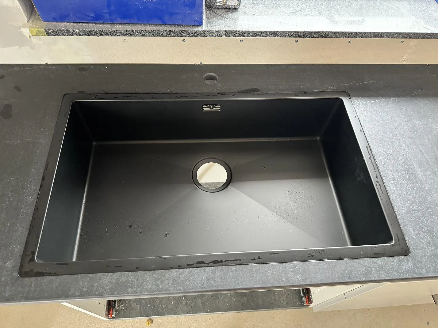 Närbild på svart underlimmad diskho i matt Dekton Laos, 20 mm keramikbänkskiva, i Halmstad.