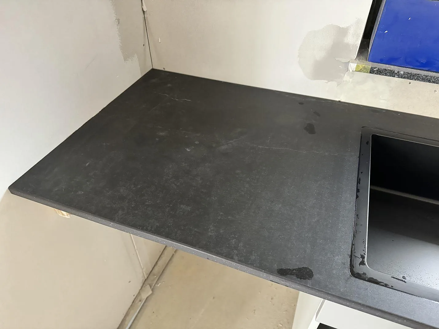 Matt Dekton Laos runt svart diskho med mörk keramikyta och synliga monteringsdetaljer i Halmstad.