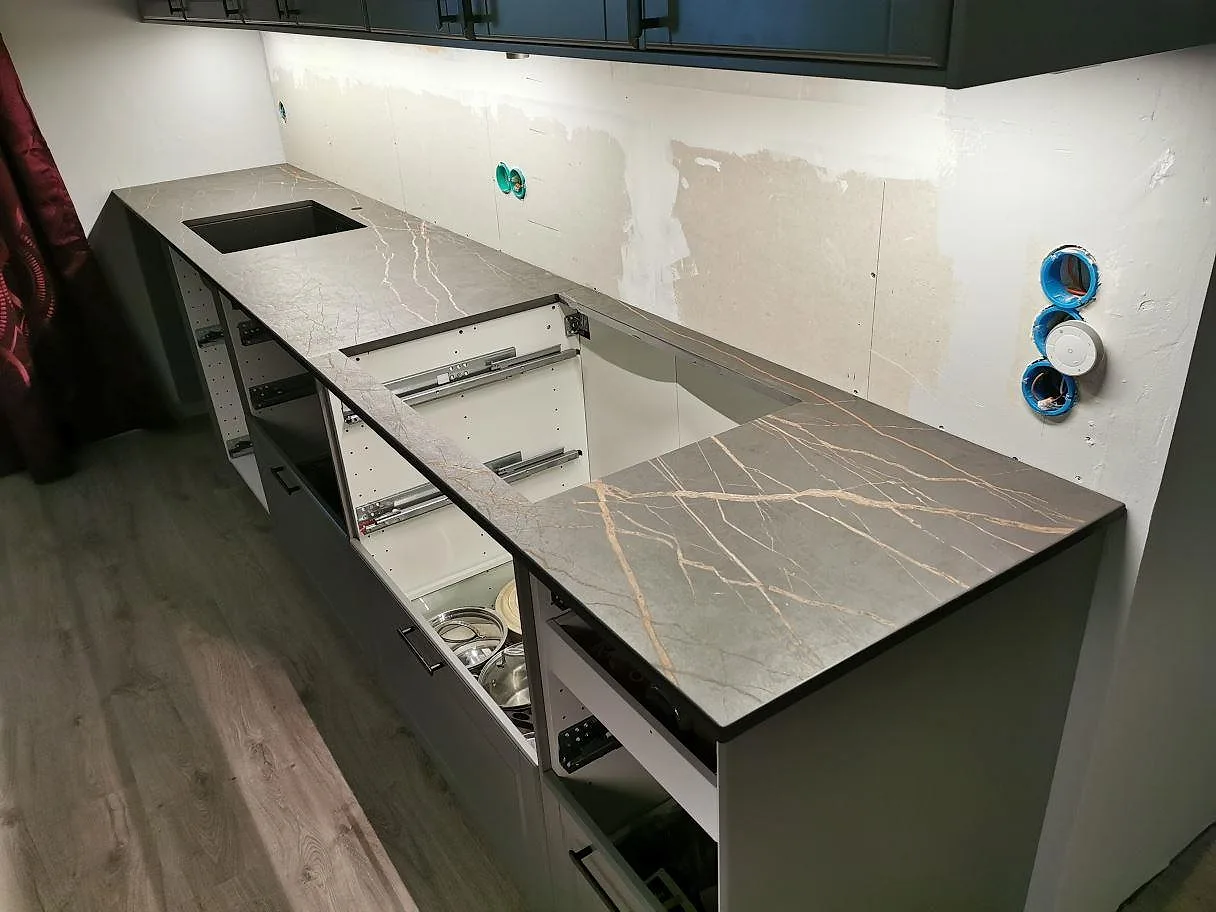 Köksbänkskiva i matt Dekton Laurent, keramik, monterad på köksstommar i ett kök i Höllviken.