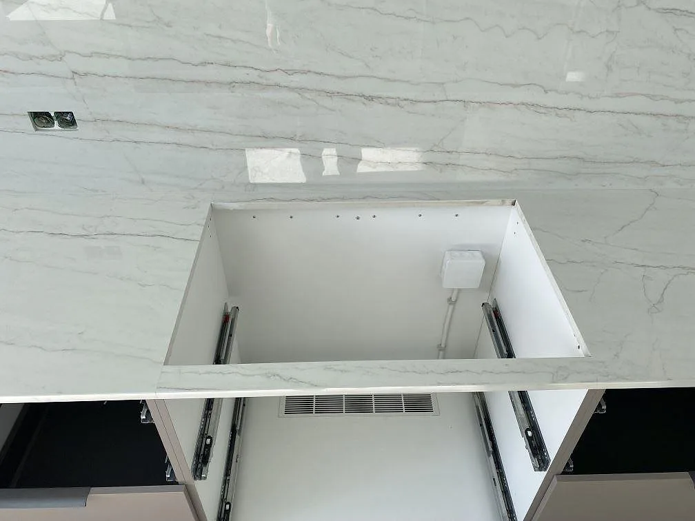Polerad Dekton Limbo keramik över öppna köksstommar med hög väggbeklädnad och monteringsdetaljer i Brøndby.
