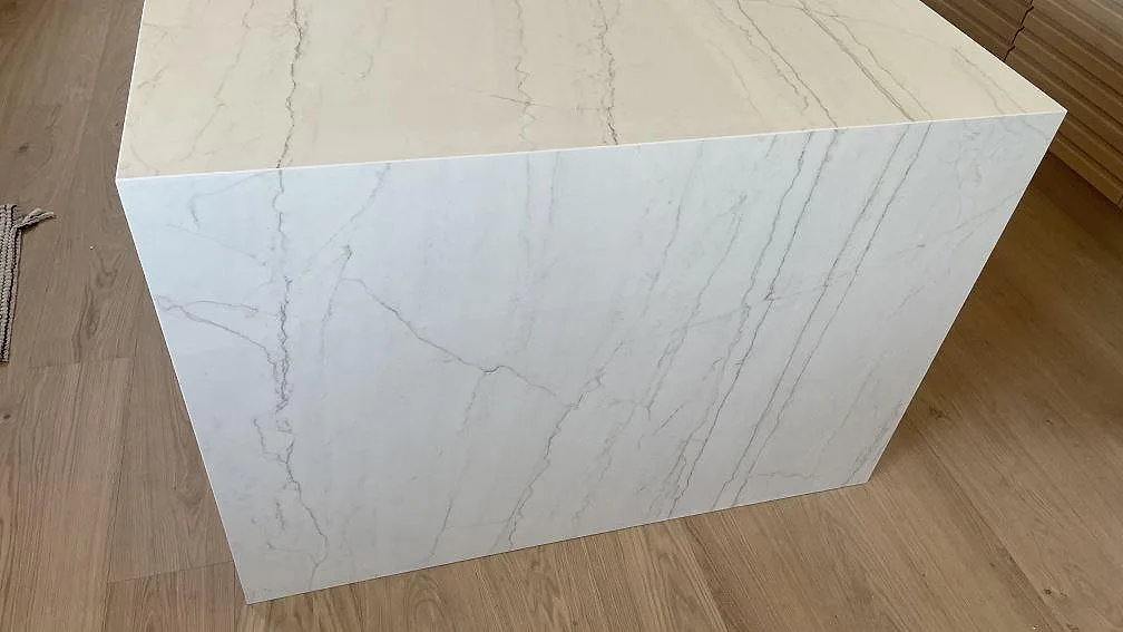 Neddragen gavel på köksö i polerad Dekton Limbo keramik med grå ådring i Bunkeflostrand.