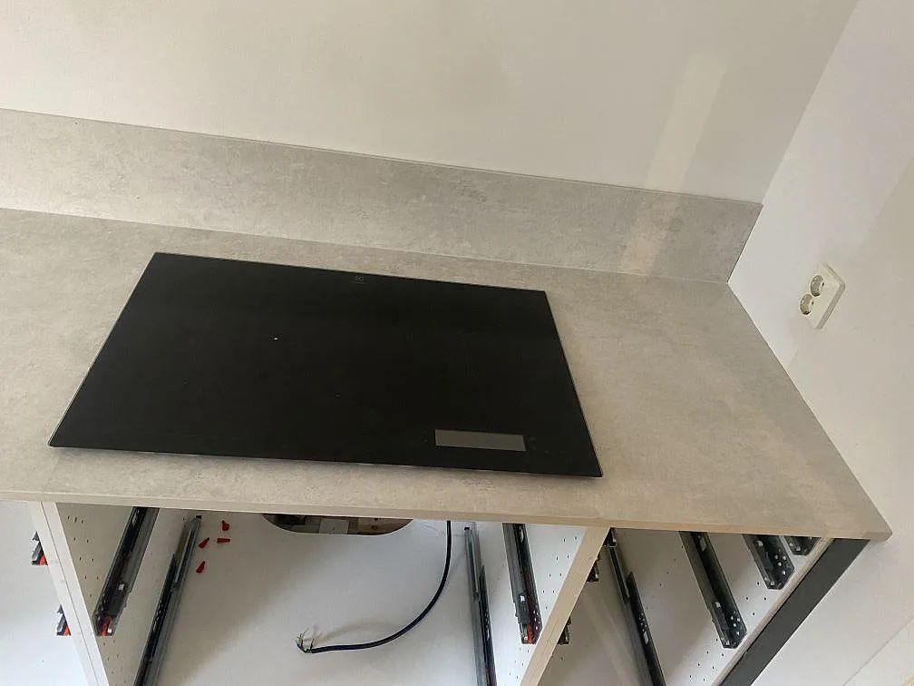 Svart häll på köksbänkskiva i matt Dekton Lunar med matchande stänkkant i Sävedalen.
