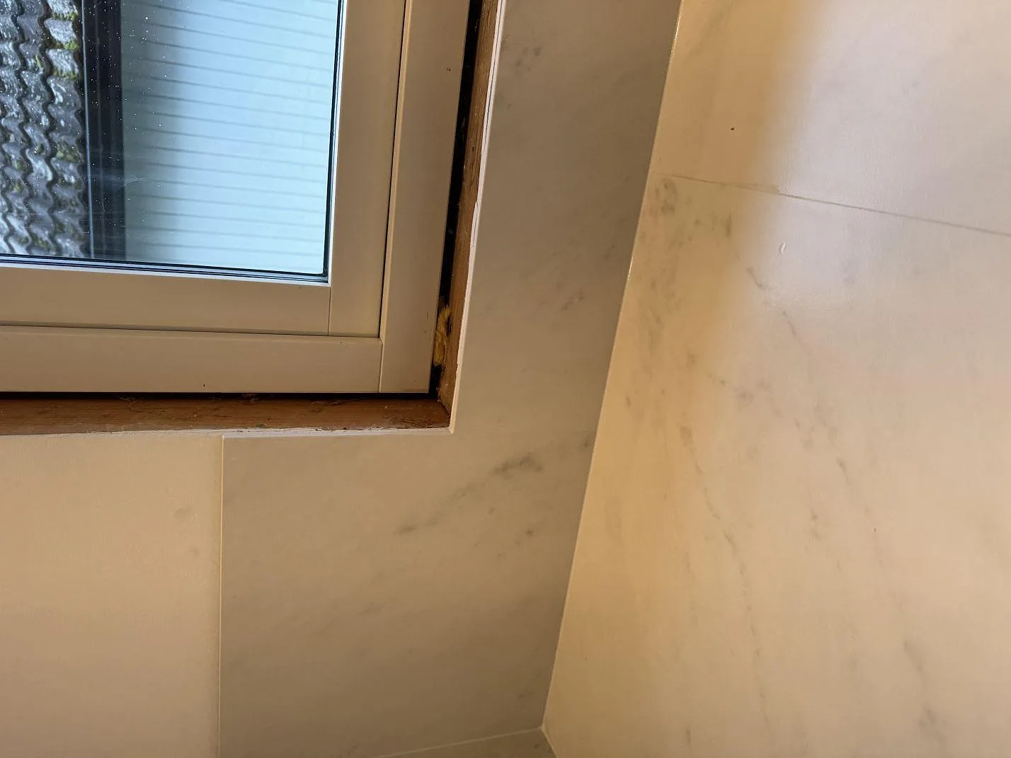 Närbild på fönsternisch och sidopanel i matt Dekton Marina Kc Velvet vid köksbänken i Jonstorp.