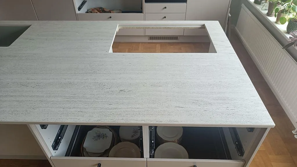 Hällsidan av bänkskiva i matt Dekton Marmorio i Limhamn, fotograferad innan köket var helt färdigställt.