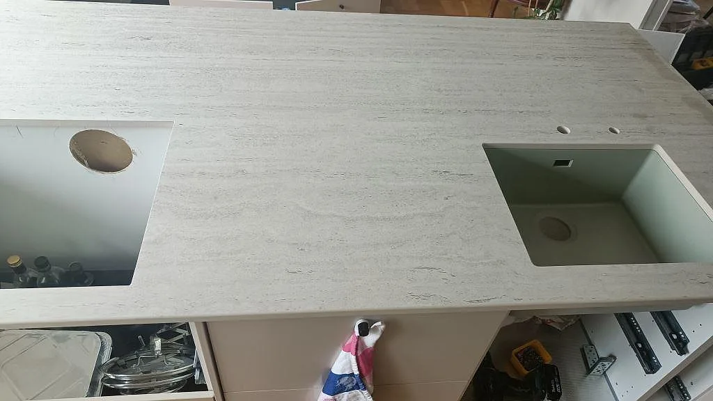 Närbild av matt Dekton Marmorio på köksö i Limhamn, med sinkuttag och hällöppning i samma installerade stenskiva.