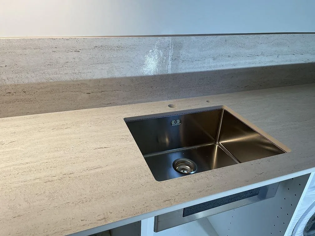 Närbild på matt Dekton Marmorio som köksbänkskiva med underlimmad rostfri diskho och matchande stänkskydd i Malmö.