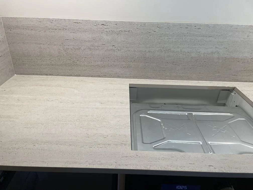 Matt Dekton Marmorio köksbänkskiva med utskärning vid integrerad vitvara och matchande stänkskydd i Malmö.