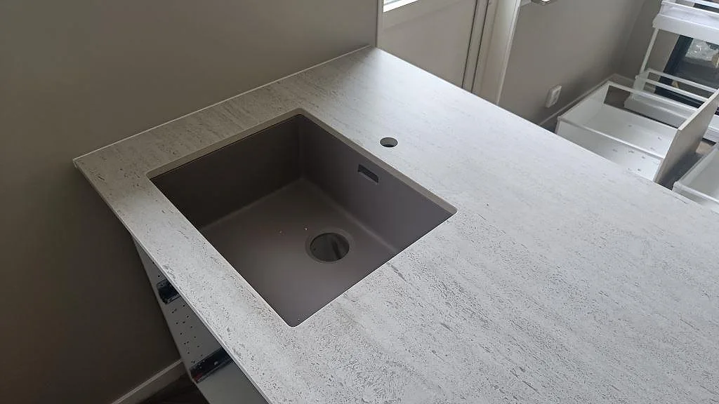 Matt Dekton Marmorio bänkskiva med mörk diskho och blandarhål, fotograferad under köksmontering i Mölndal.