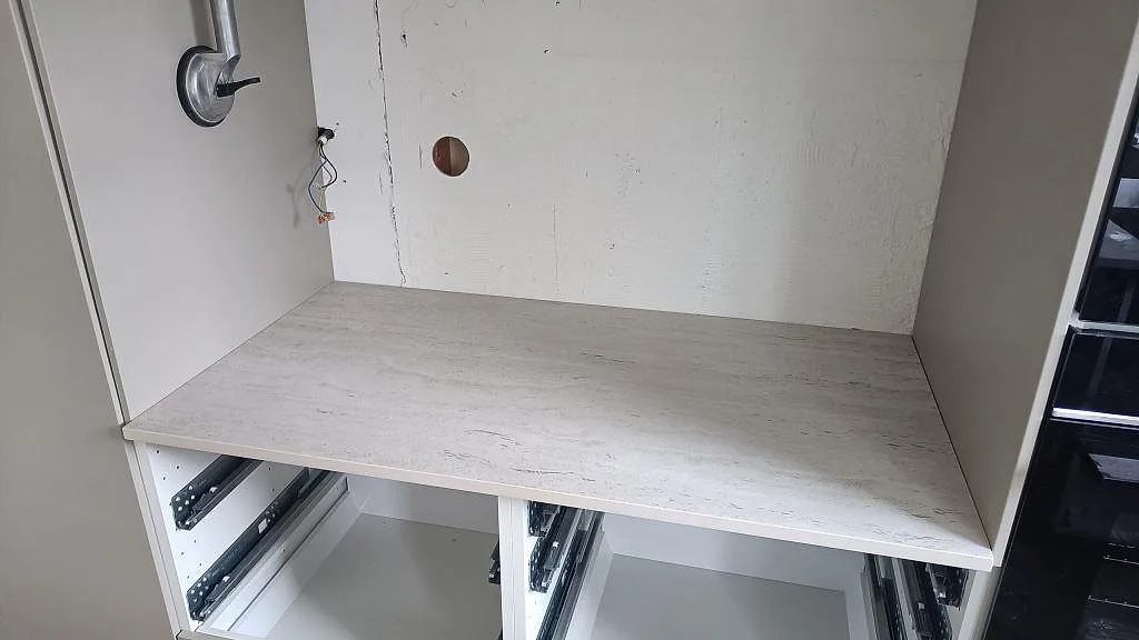 Separat arbetsyta i 20 mm matt Dekton Marmorio vid ugnsskåp och öppna köksstommar i Mölndal.