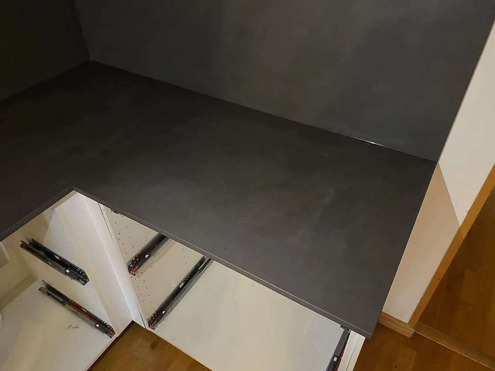 Matt Dekton Micron bänkskiva med mörk cementliknande struktur på öppna köksstommar i Bunkeflostrand.