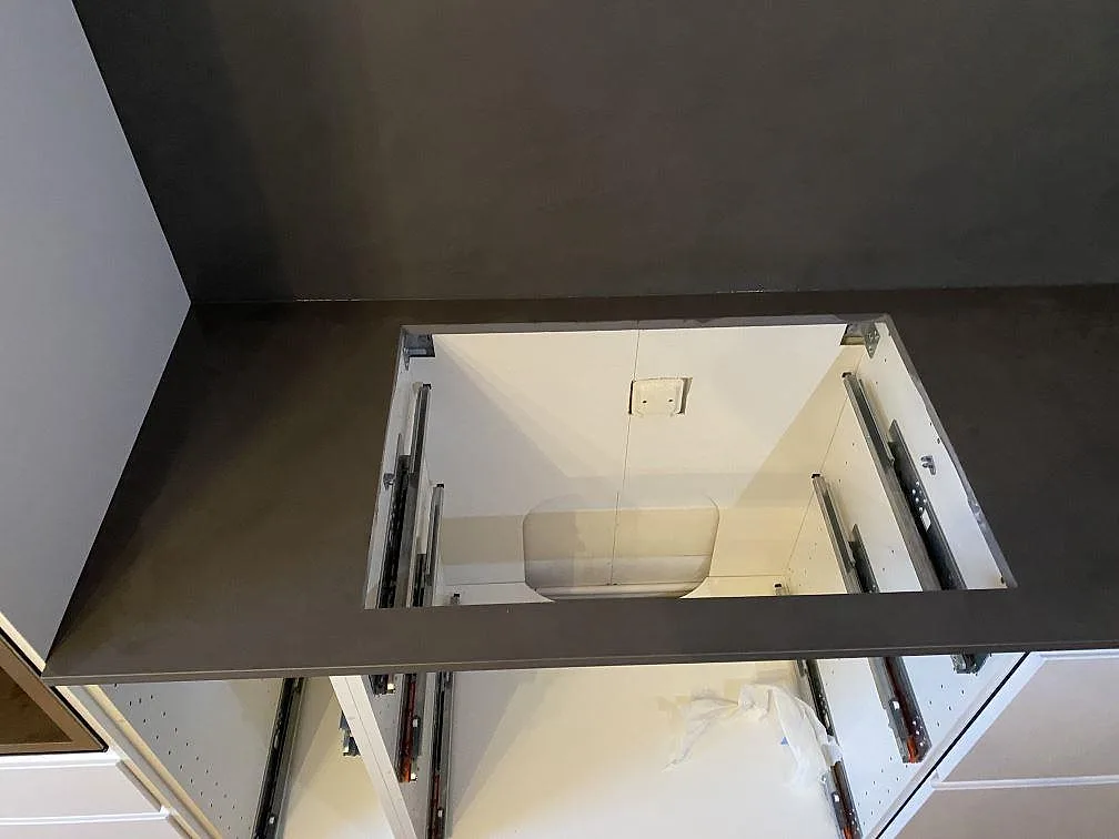 Köksbänkskiva i matt Dekton Micron med stort urtag i arbetsytan på öppna köksstommar under montering i Bunkeflostrand.