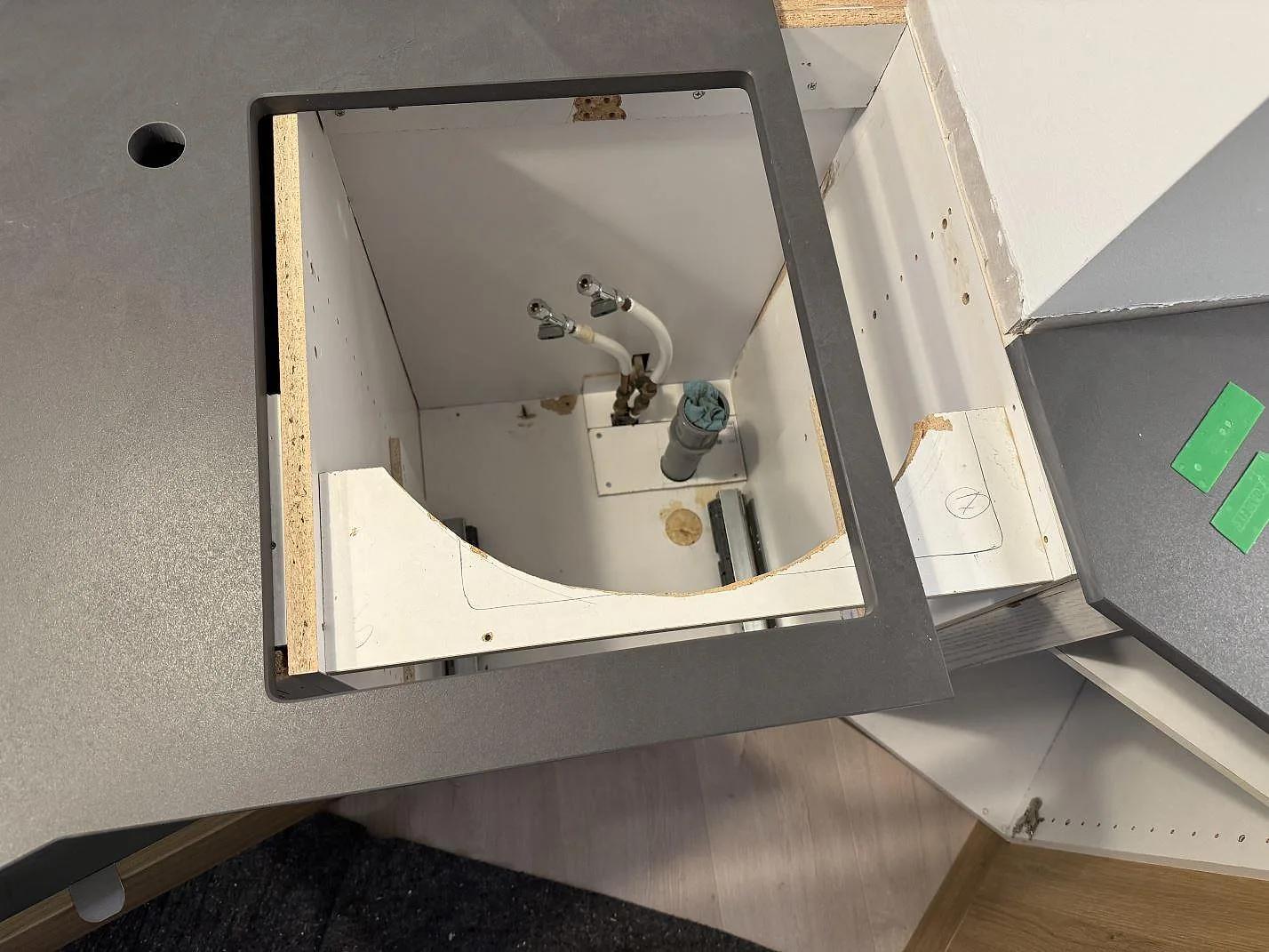Detalj av grå Dekton Micron bänkskiva med öppet urtag och blandarhål på öppna stommar i Olofström.