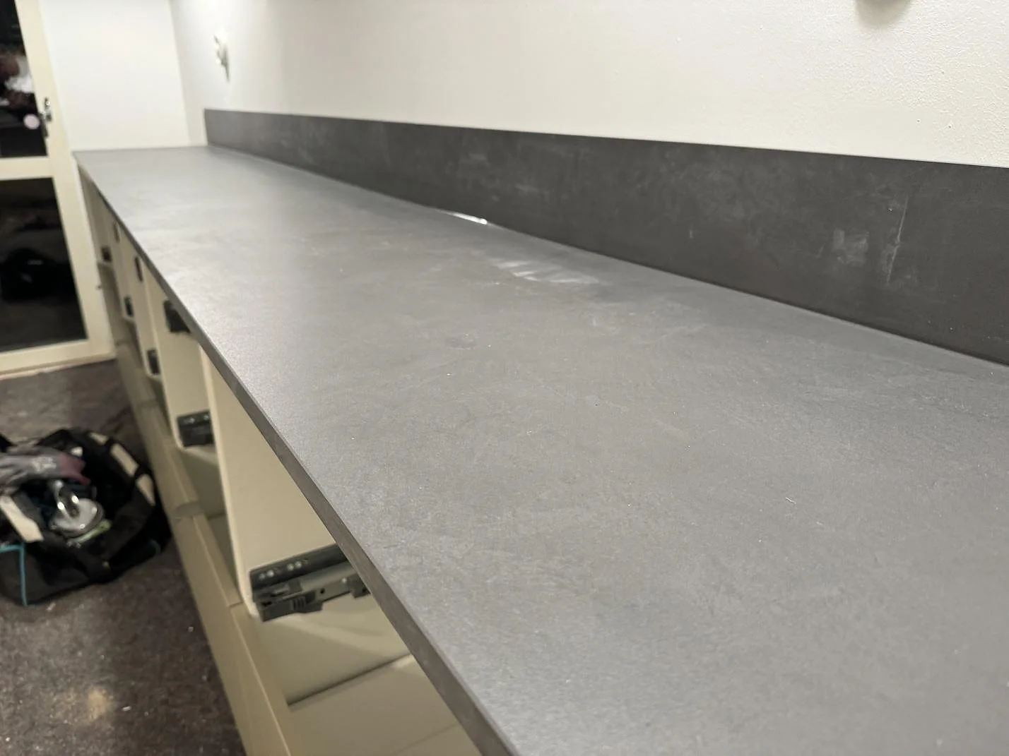 Närbild på den matta Dekton Micron ytan och stänkkanten längs köksbänkskivan i Olofström.