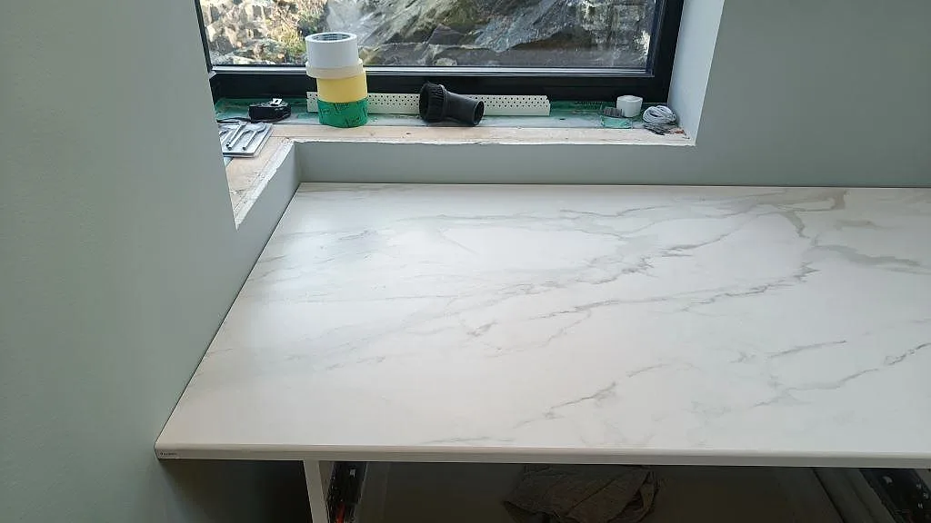 Detalj av matt Dekton Morpheus Velvet som bänkskiva vid fönster, med ljus stenådring i köket i Kungsbacka.