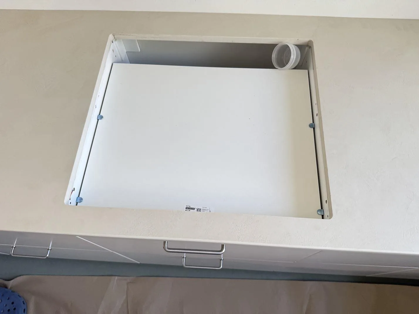 Rak vy över matt Dekton Nacre Velvet med underlimmad diskho under montering i ett kök i Frederiksberg.