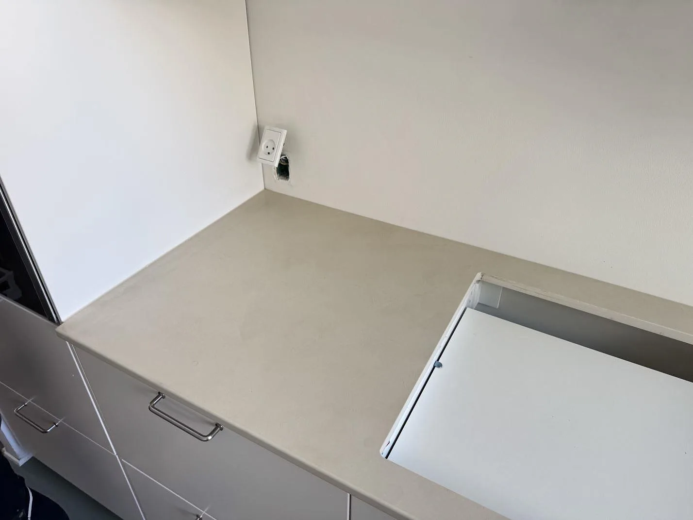 Matt Dekton Nacre Velvet som köksbänkskiva med diskhoöppning och vägganslutning i Frederiksberg.