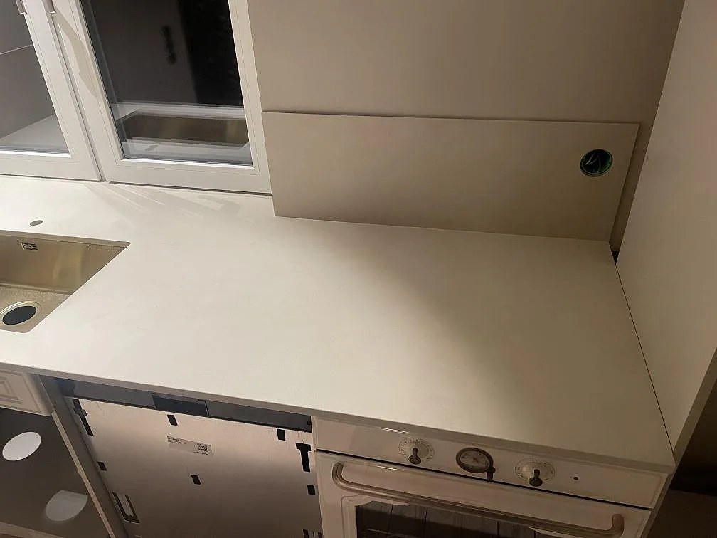 Rak köksbänkskiva i matt Dekton Nacre Velvet med 8 mm stänkskydd och ljus keramisk yta i Immeln.