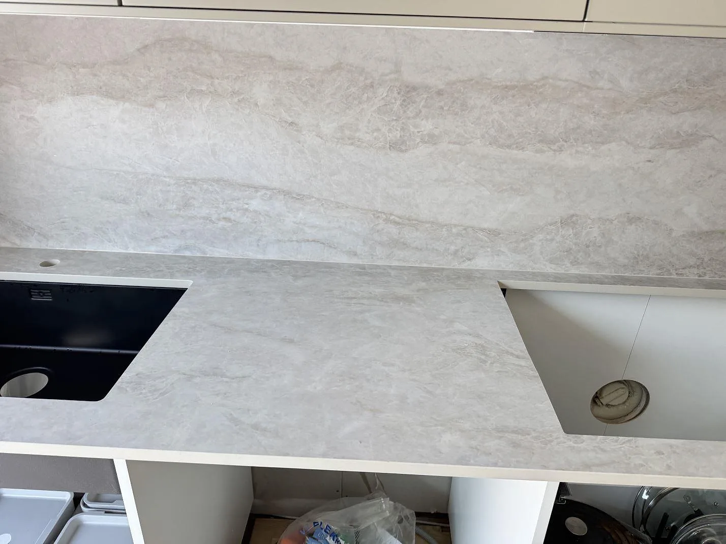 Matt Dekton Nara köksbänkskiva med urtag för diskho och blandare, fotograferad under montering i ett kök i Fjärås.