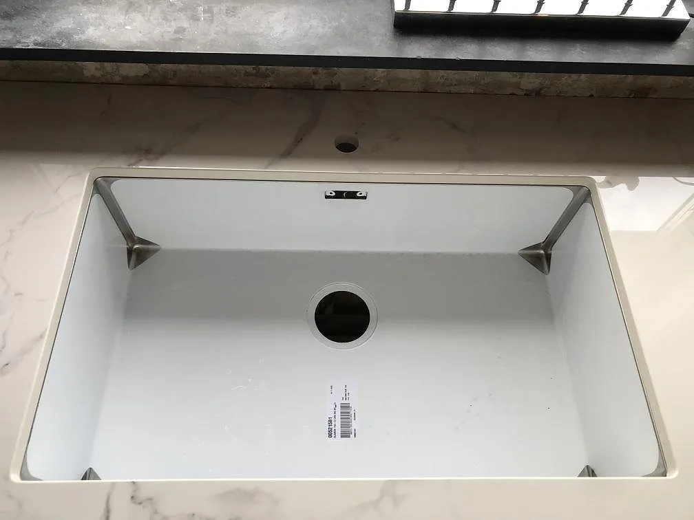 Underlimmad diskho sedd uppifrån i en vit Dekton Natura köksbänkskiva i Bara.