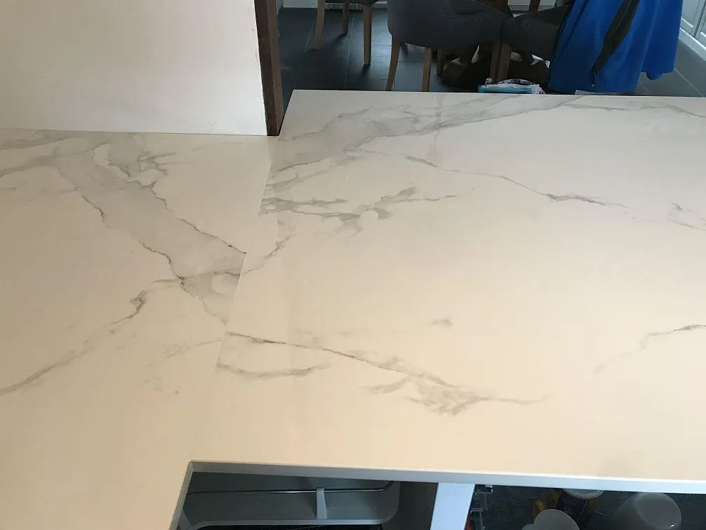 Polerad Dekton Natura skiva sedd uppifrån med tydlig marmorlik ådring i ett kök i Bara.