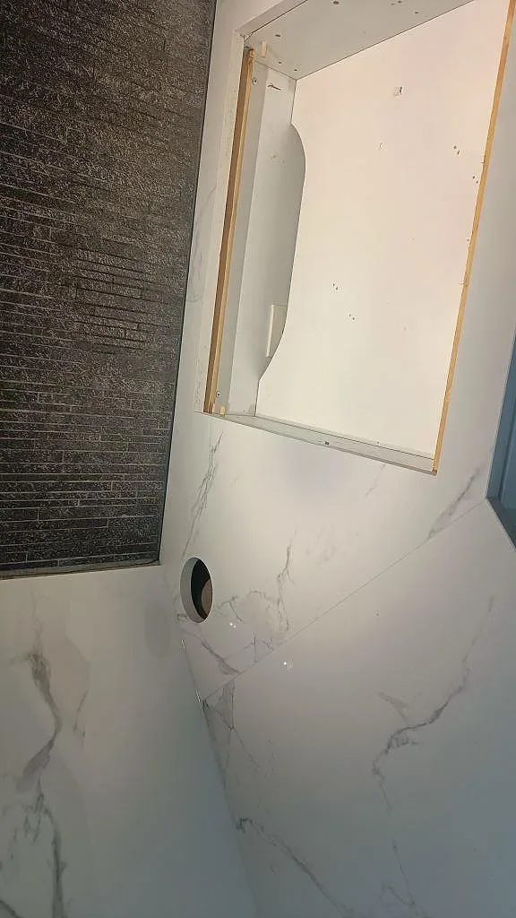Polerad Dekton Natura köksbänkskiva med förberett urtag för underlimmad diskho under montering i ett kök i Växjö.