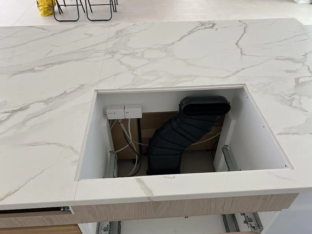 Köksbänkskiva i matt Dekton Neural med rektangulär öppning och synlig montering i ett kök i Ålsgårde.