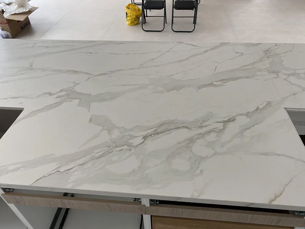 Närbild på matt Dekton Neural som köksbänkskiva, med ljus ådring och öppningar i en köksö i Ålsgårde.