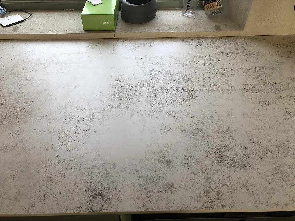 Köksbänkskiva i Dekton Nilium, matt ultrakompakt yta med fin spräcklig ådring, nära fönster i ett kök i Båstad.