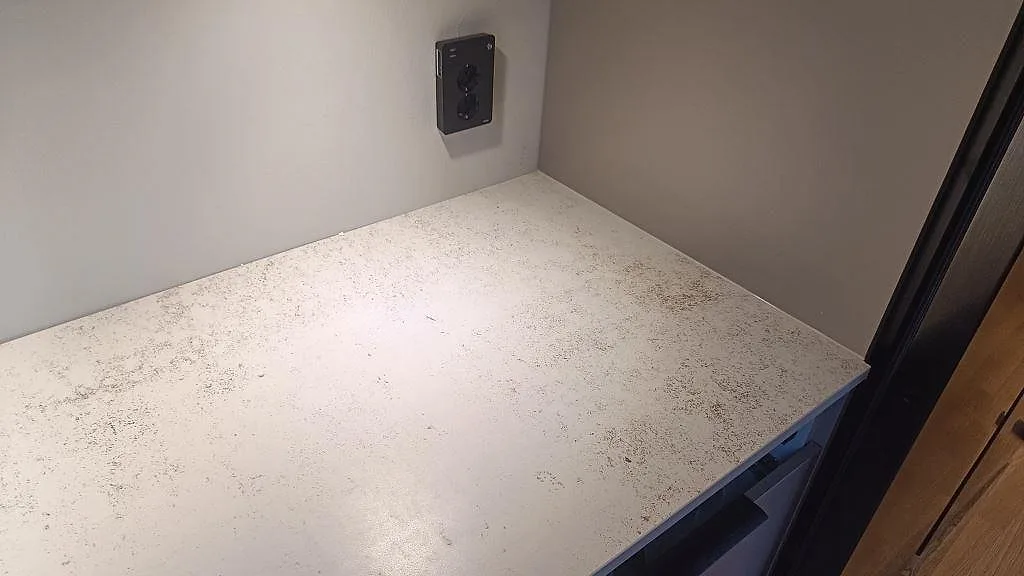 Detalj av hörn på köksbänkskiva i matt Dekton Nilium med ljus stenstruktur i Hörby.