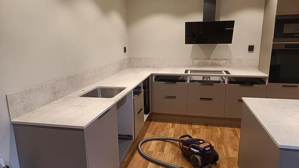 Köksbänkskiva i matt Dekton Nilium med stänkskydd, rostfri underlimmad diskho och köksö i Hörby.