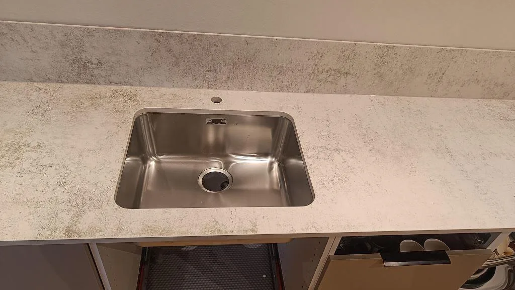 Diskhozon i matt Dekton Nilium med rostfri underlimmad diskho och uppvikt stänkkant i Hörby.